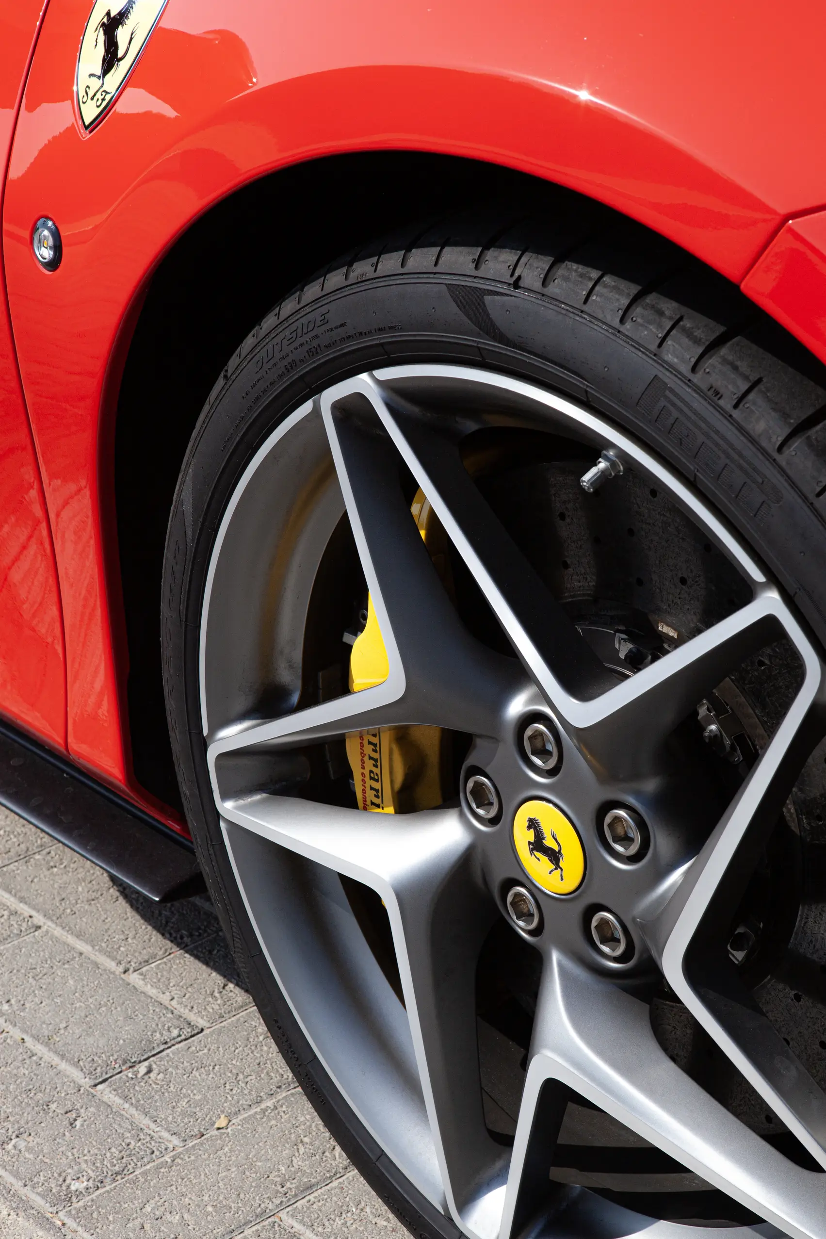 
								Ferrari F8 Spider Red full									