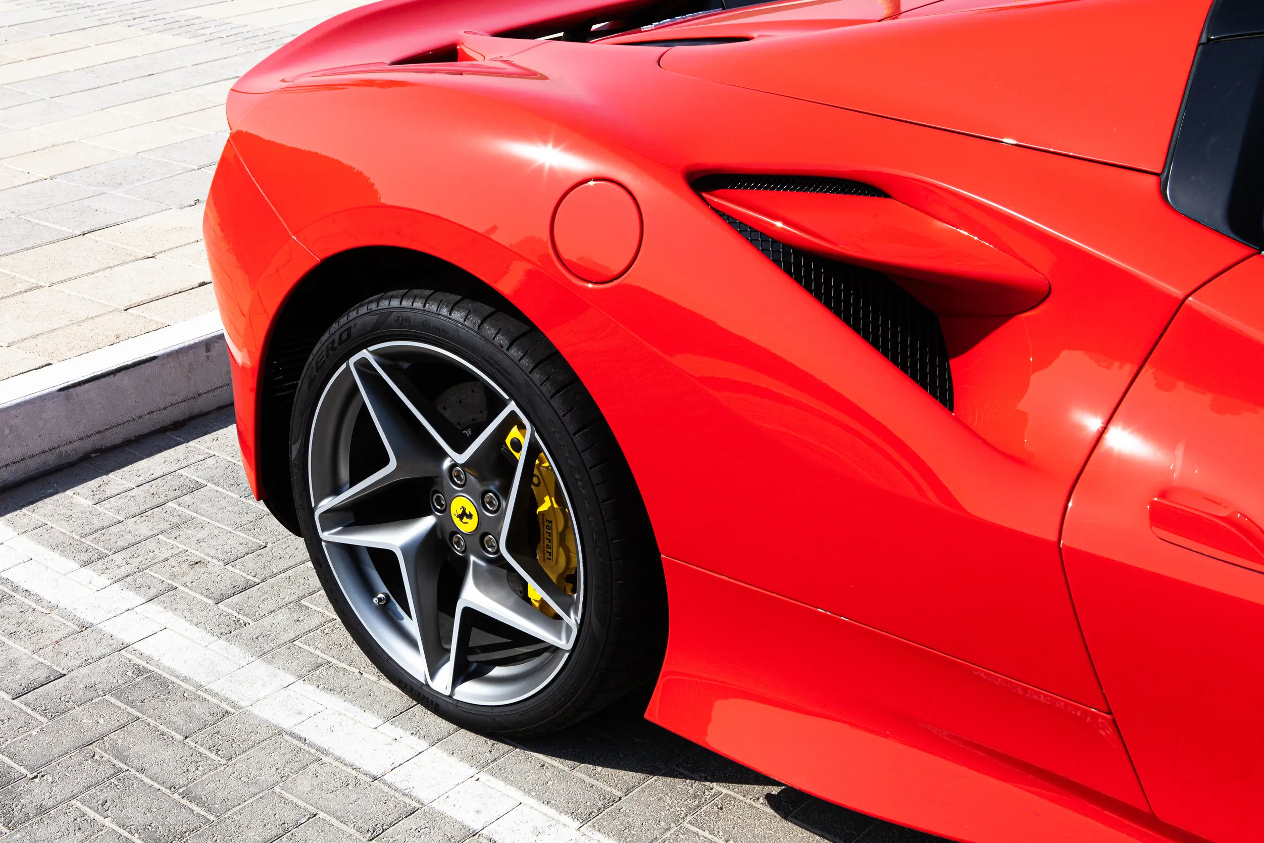 
								Ferrari F8 Spider Red full									