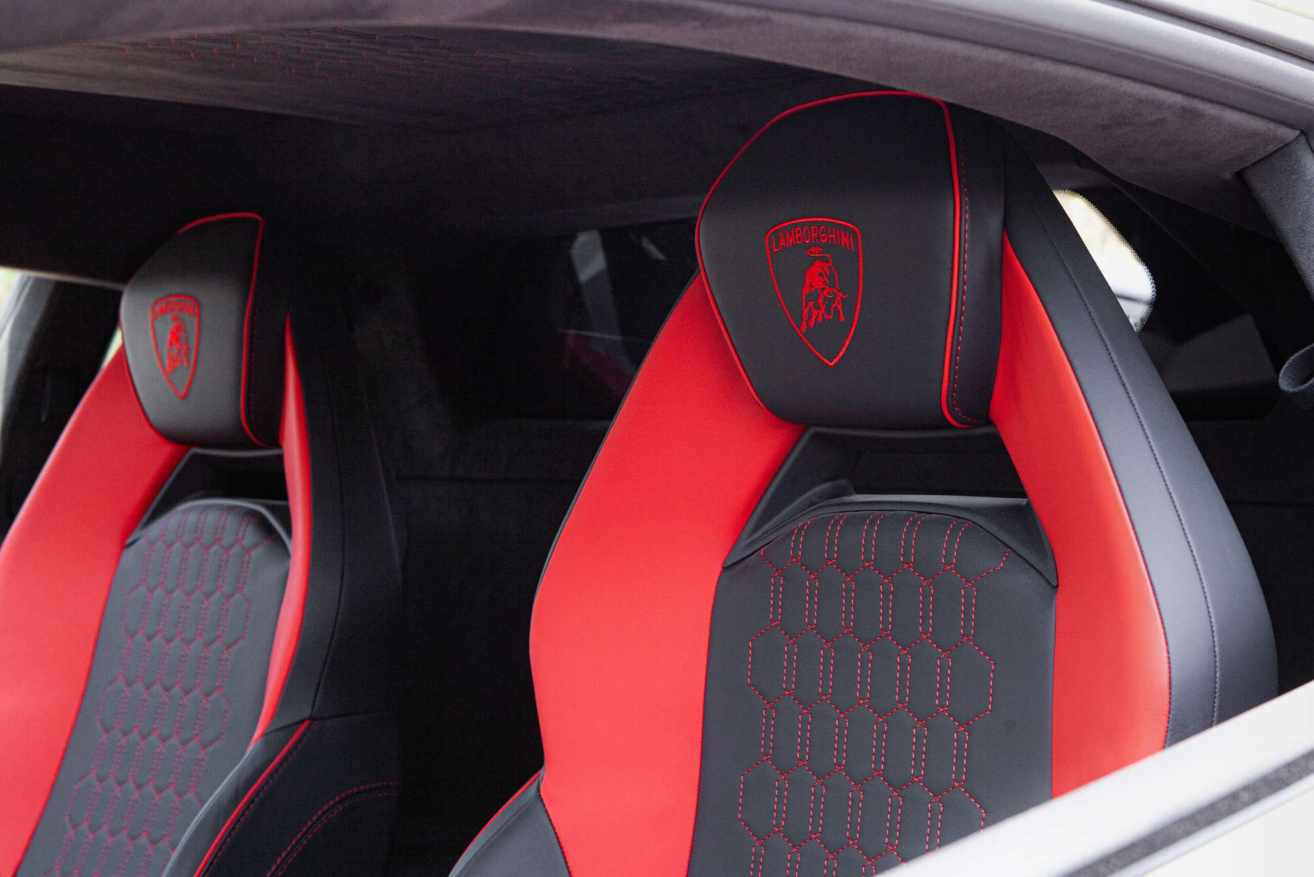 
								Lamborghini Revuelto full									