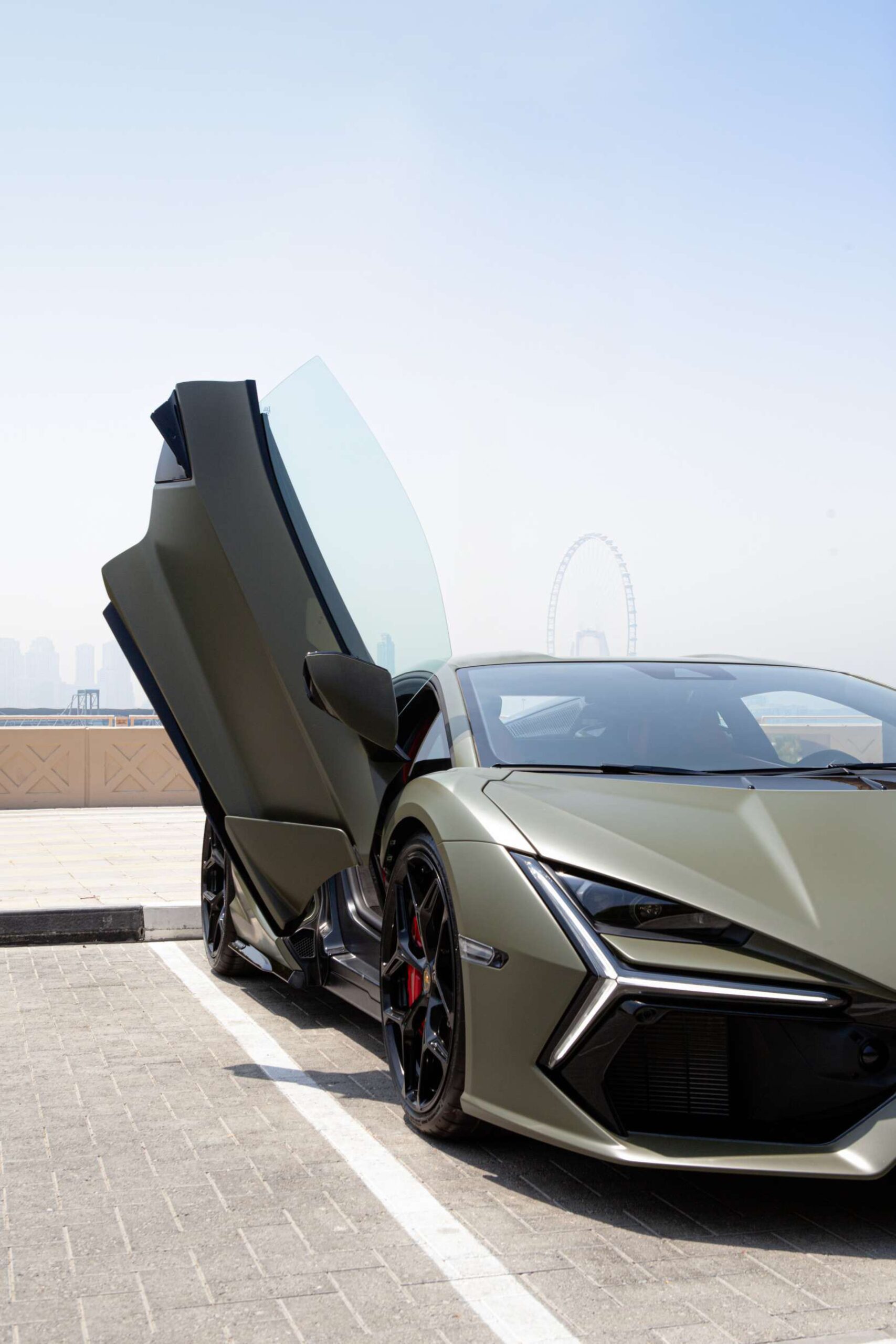 
								Lamborghini Revuelto full									