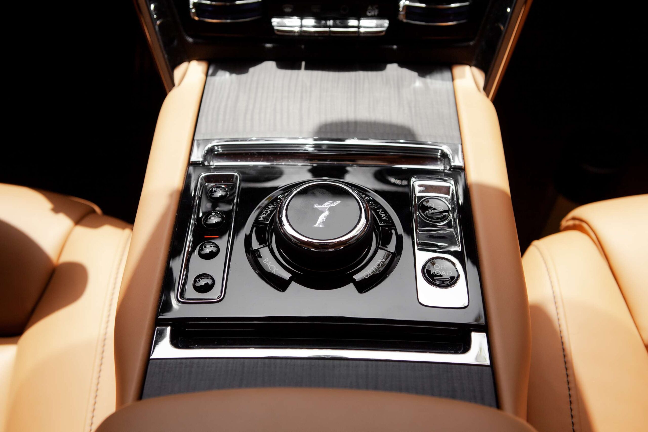 
								Rolls Royce Cullinan full									