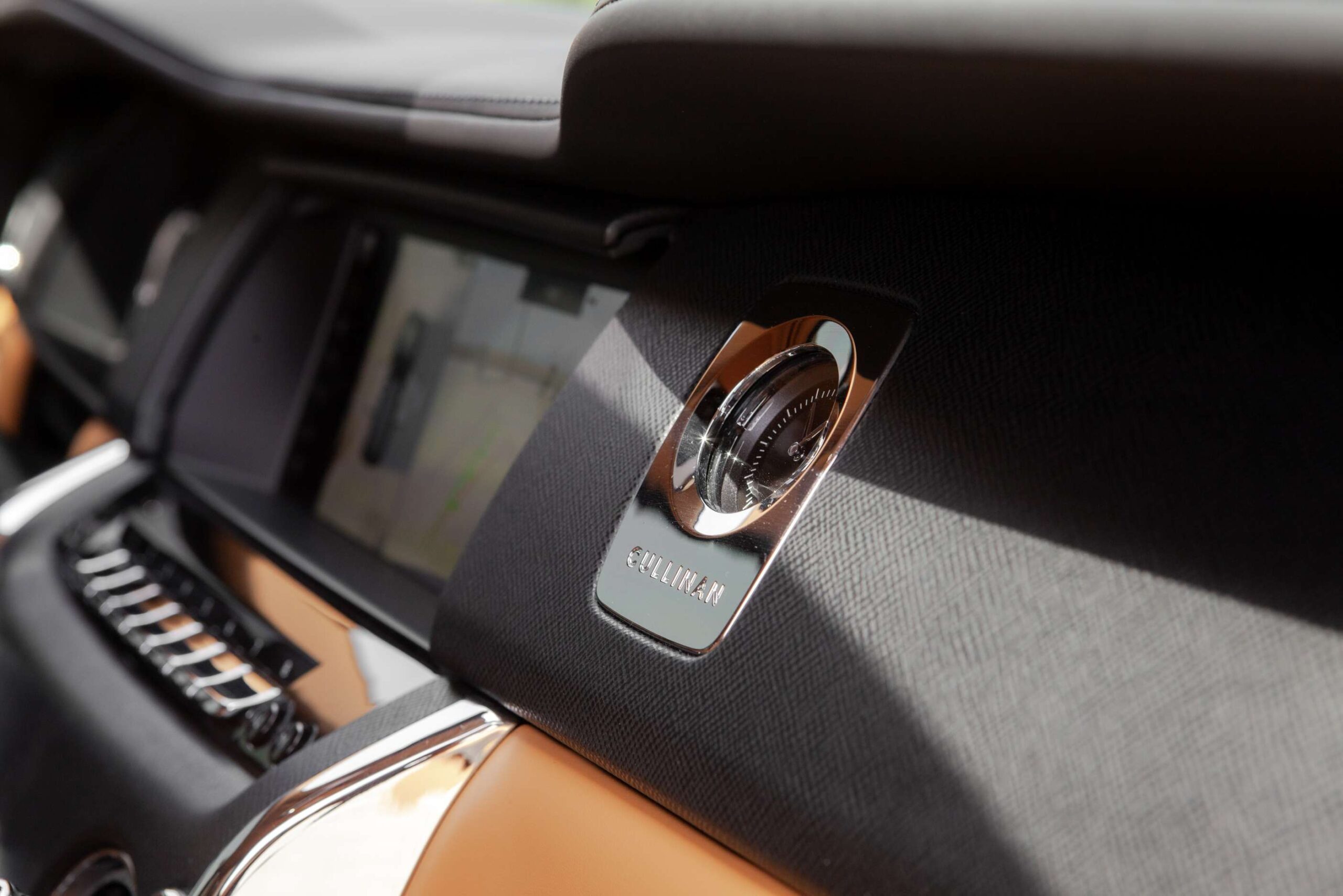 
								Rolls Royce Cullinan full									