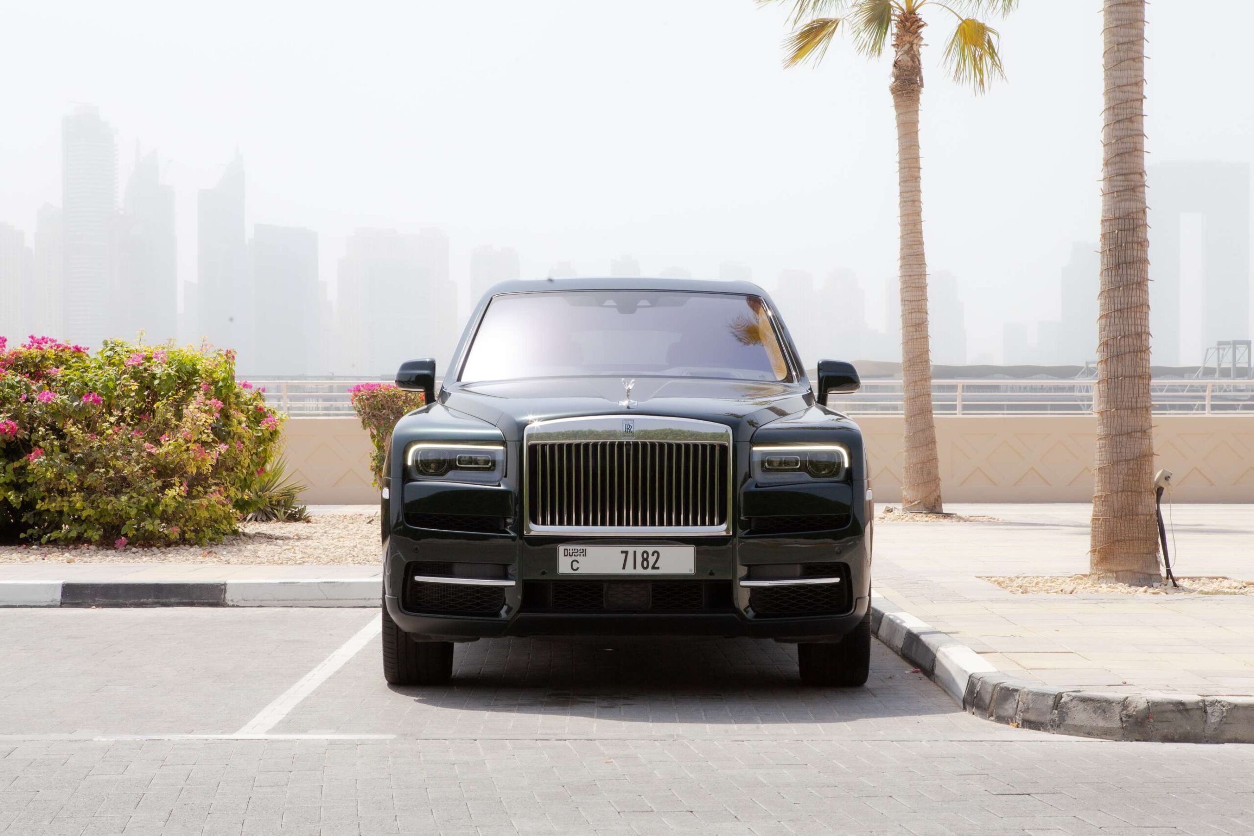 
								Rolls Royce Cullinan full									