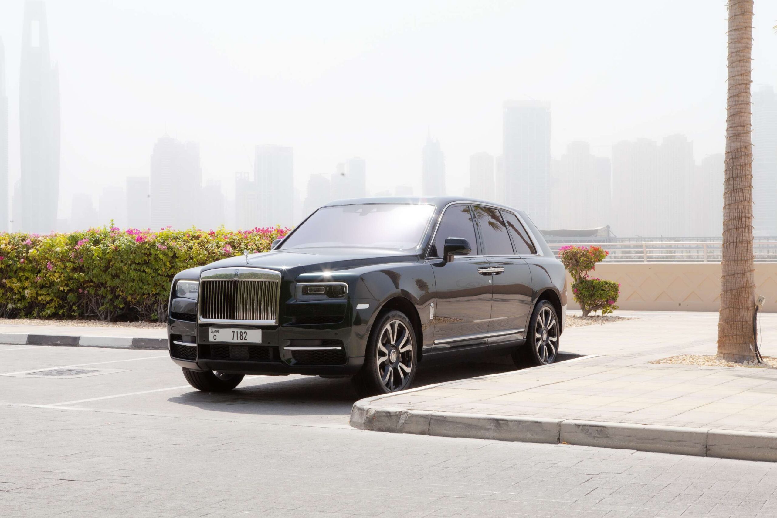 
								Rolls Royce Cullinan full									