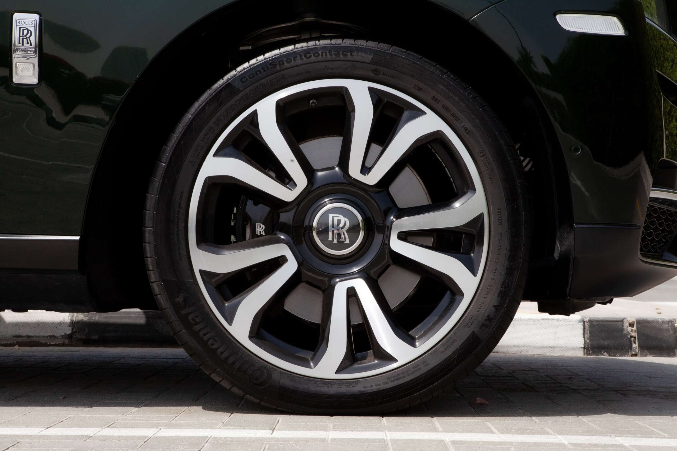 
								Rolls Royce Cullinan full									